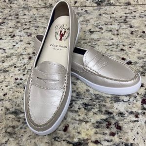 Cole Haan  liafers in a size 6! In great condition!